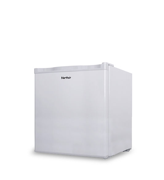 What are the design features of the closed structure of the chest freezer